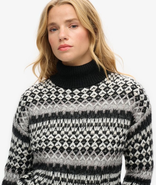 Kurzer Rollkragenpullover aus Strickmode Kurzer Rollkragenpullover aus Strickmode