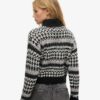 Kurzer Rollkragenpullover aus Strickmode Kurzer Rollkragenpullover aus Strickmode