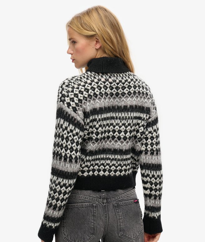 Kurzer Rollkragenpullover aus Strickmode Kurzer Rollkragenpullover aus Strickmode