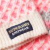 Kurzer Rollkragenpullover aus Strickmode Kurzer Rollkragenpullover aus Strickmode