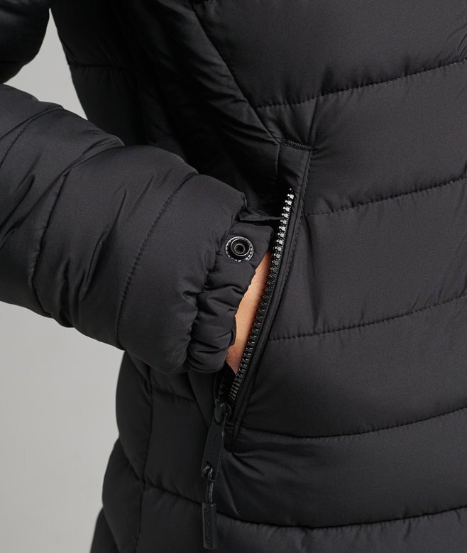 Langer, leicht gefütterter Puffer-Mantel mit Hooded-Kapuze aus Kunstfell Langer, leicht gefütterter Puffer-Mantel mit Hooded-Kapuze aus Kunstfell