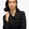 Langärmelige Bluse aus gewebter Spitze