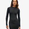 Langärmliges, figurbetontes Minikleid