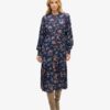 Langärmliges Midi-Kleid mit Stufenrock Langärmliges Midi-Kleid mit Stufenrock