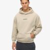 Locker sitzender Kapuzenpullover mit Micro-Logo-Grafik