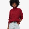 Locker sitzender Rollkragenpullover aus Strickmode Locker sitzender Rollkragenpullover aus Strickmode