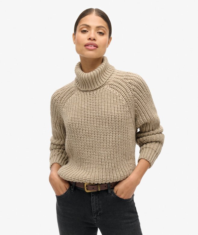 Locker sitzender Rollkragenpullover aus Strickmode Locker sitzender Rollkragenpullover aus Strickmode