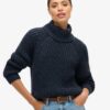 Locker sitzender Rollkragenpullover aus Strickmode Locker sitzender Rollkragenpullover aus Strickmode