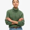 Locker sitzender Rollkragenpullover aus Strickmode Locker sitzender Rollkragenpullover aus Strickmode