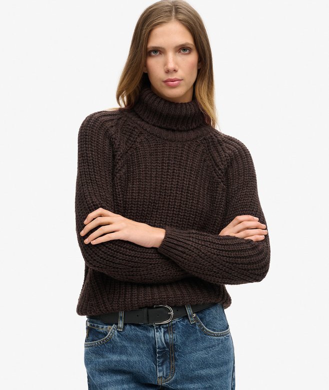 Locker sitzender Rollkragenpullover aus Strickmode Locker sitzender Rollkragenpullover aus Strickmode