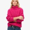 Locker sitzender Rollkragenpullover aus Strickmode Locker sitzender Rollkragenpullover aus Strickmode