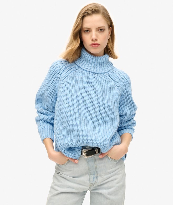Locker sitzender Rollkragenpullover aus Strickmode Locker sitzender Rollkragenpullover aus Strickmode