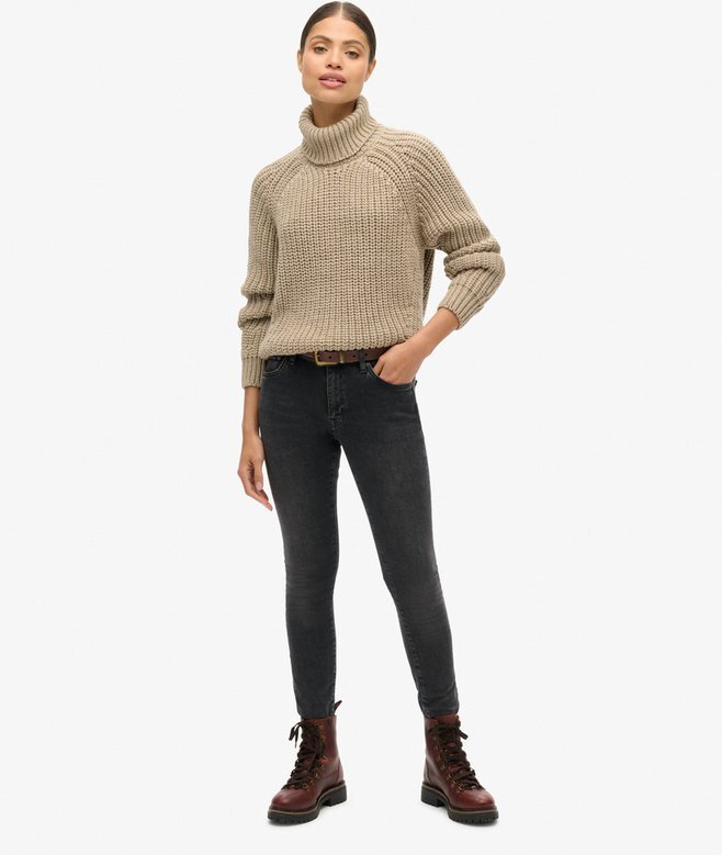 Locker sitzender Rollkragenpullover aus Strickmode Locker sitzender Rollkragenpullover aus Strickmode
