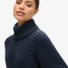 Locker sitzender Rollkragenpullover aus Strickmode Locker sitzender Rollkragenpullover aus Strickmode