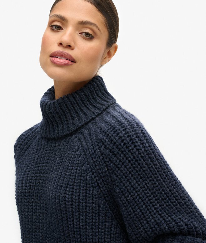 Locker sitzender Rollkragenpullover aus Strickmode Locker sitzender Rollkragenpullover aus Strickmode
