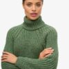 Locker sitzender Rollkragenpullover aus Strickmode Locker sitzender Rollkragenpullover aus Strickmode