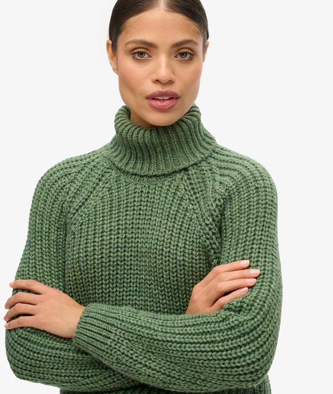 Locker sitzender Rollkragenpullover aus Strickmode Locker sitzender Rollkragenpullover aus Strickmode