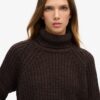 Locker sitzender Rollkragenpullover aus Strickmode Locker sitzender Rollkragenpullover aus Strickmode