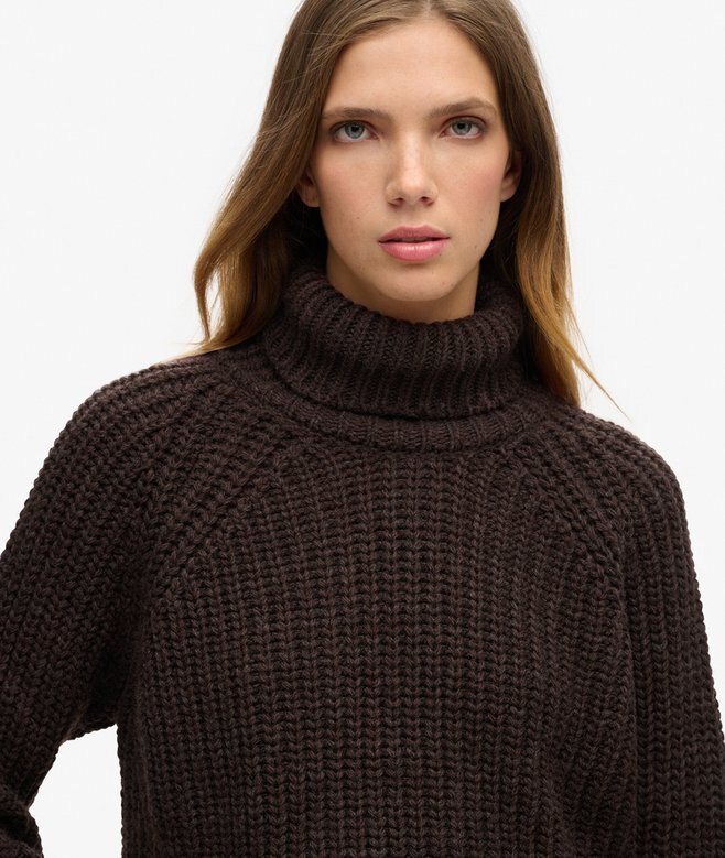 Locker sitzender Rollkragenpullover aus Strickmode Locker sitzender Rollkragenpullover aus Strickmode
