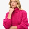 Locker sitzender Rollkragenpullover aus Strickmode Locker sitzender Rollkragenpullover aus Strickmode
