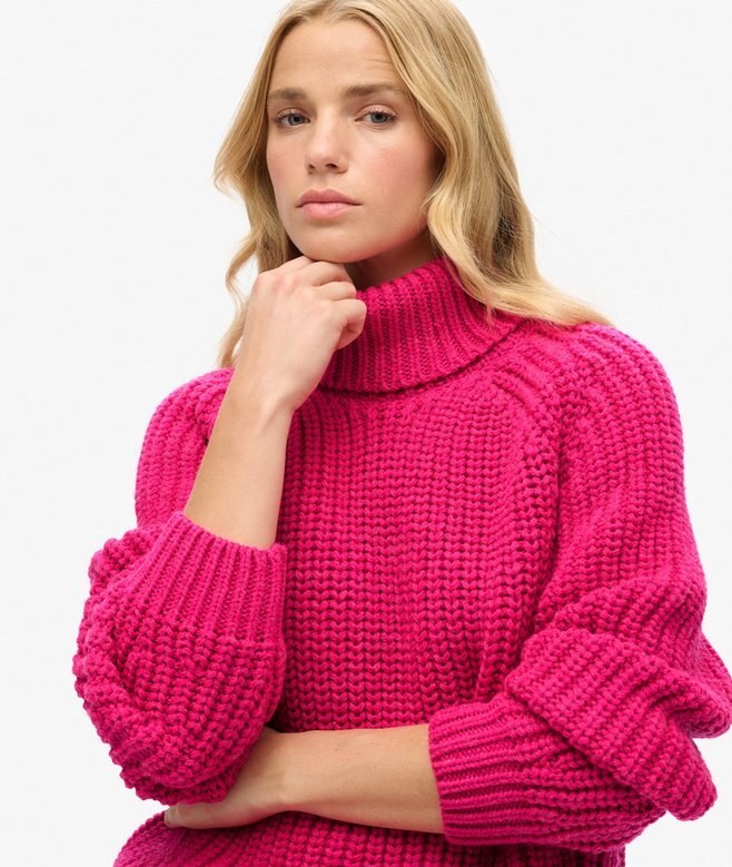 Locker sitzender Rollkragenpullover aus Strickmode Locker sitzender Rollkragenpullover aus Strickmode