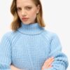 Locker sitzender Rollkragenpullover aus Strickmode Locker sitzender Rollkragenpullover aus Strickmode
