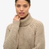 Locker sitzender Rollkragenpullover aus Strickmode Locker sitzender Rollkragenpullover aus Strickmode