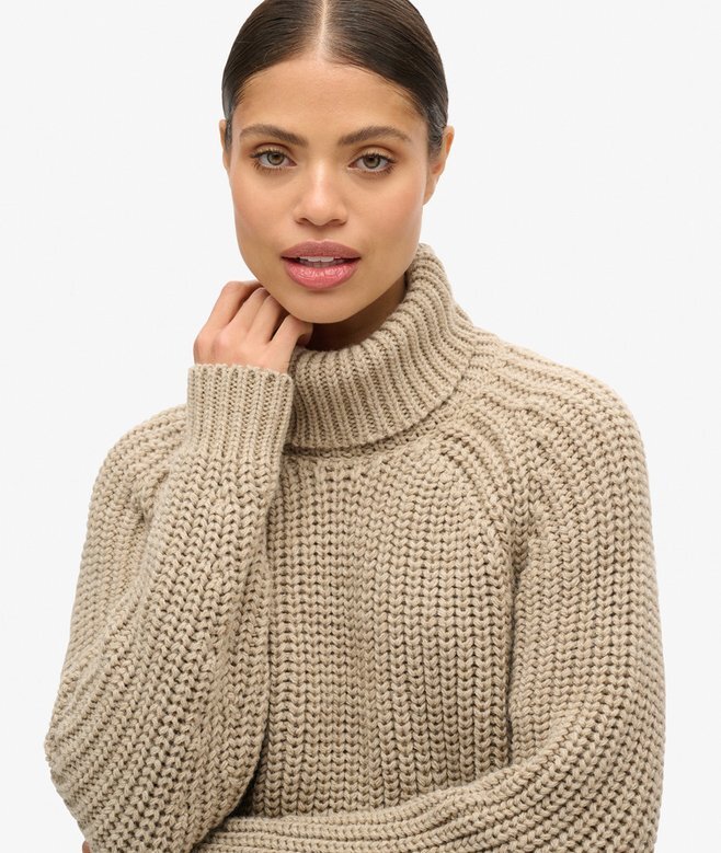 Locker sitzender Rollkragenpullover aus Strickmode Locker sitzender Rollkragenpullover aus Strickmode