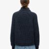 Locker sitzender Rollkragenpullover aus Strickmode Locker sitzender Rollkragenpullover aus Strickmode