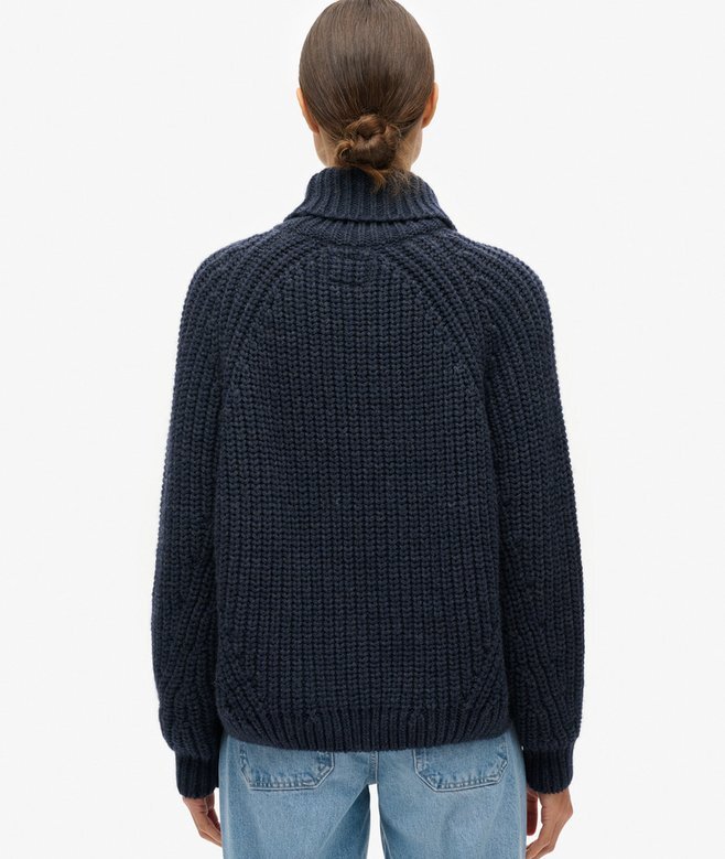Locker sitzender Rollkragenpullover aus Strickmode Locker sitzender Rollkragenpullover aus Strickmode