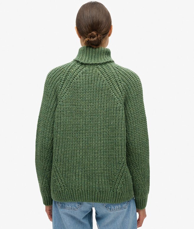 Locker sitzender Rollkragenpullover aus Strickmode Locker sitzender Rollkragenpullover aus Strickmode