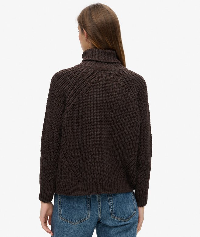 Locker sitzender Rollkragenpullover aus Strickmode Locker sitzender Rollkragenpullover aus Strickmode