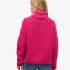 Locker sitzender Rollkragenpullover aus Strickmode Locker sitzender Rollkragenpullover aus Strickmode