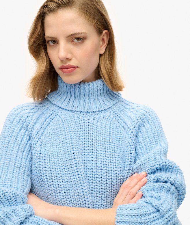 Locker sitzender Rollkragenpullover aus Strickmode Locker sitzender Rollkragenpullover aus Strickmode