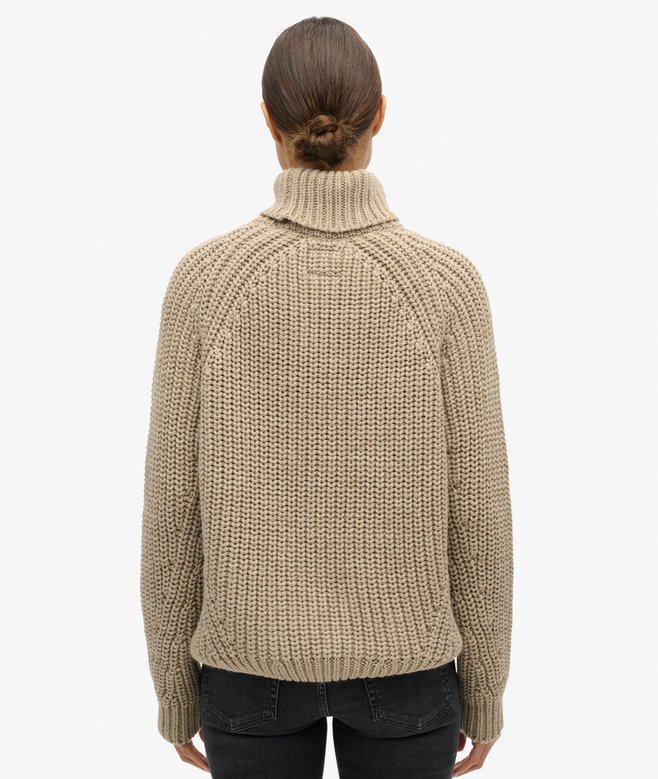 Locker sitzender Rollkragenpullover aus Strickmode Locker sitzender Rollkragenpullover aus Strickmode
