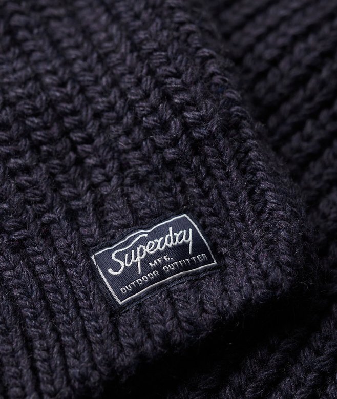 Locker sitzender Rollkragenpullover aus Strickmode Locker sitzender Rollkragenpullover aus Strickmode