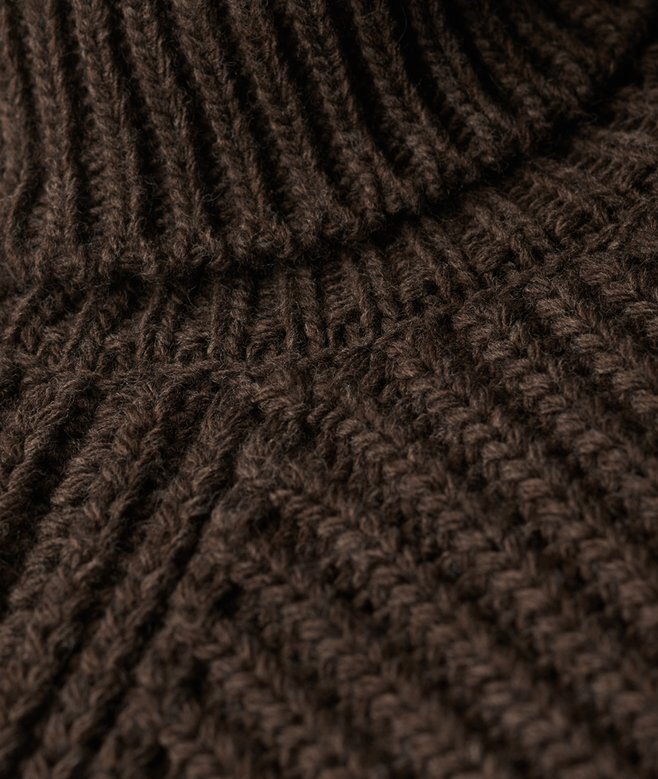 Locker sitzender Rollkragenpullover aus Strickmode Locker sitzender Rollkragenpullover aus Strickmode