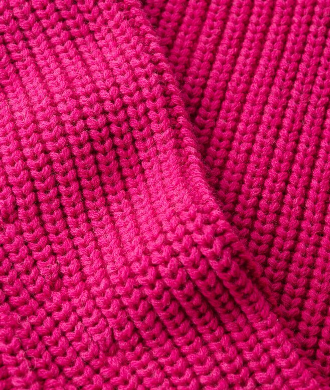 Locker sitzender Rollkragenpullover aus Strickmode Locker sitzender Rollkragenpullover aus Strickmode