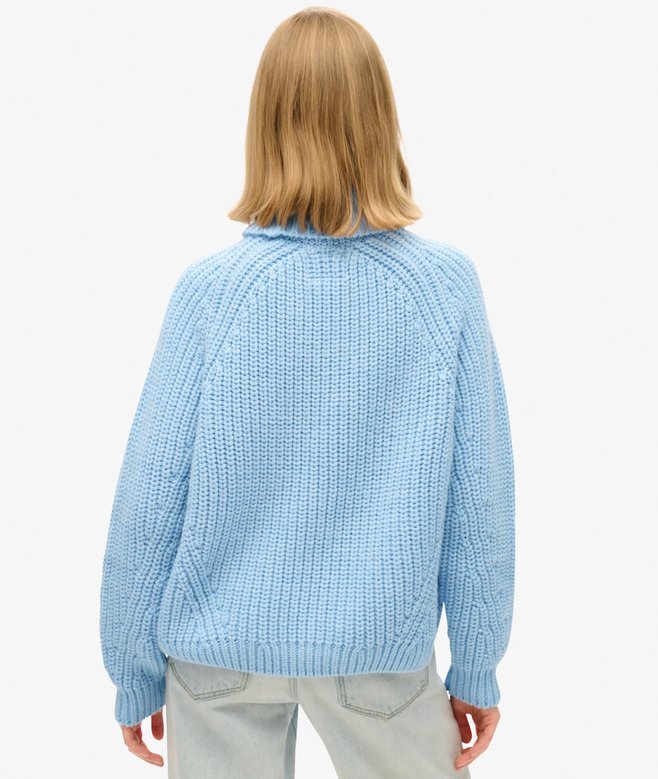 Locker sitzender Rollkragenpullover aus Strickmode Locker sitzender Rollkragenpullover aus Strickmode