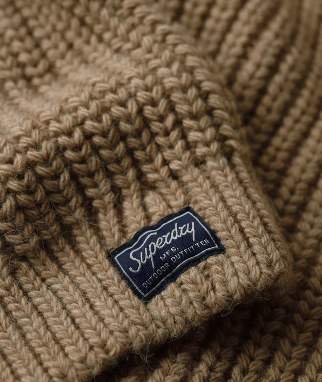 Locker sitzender Rollkragenpullover aus Strickmode Locker sitzender Rollkragenpullover aus Strickmode