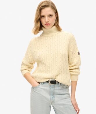 Locker sitzender Rollkragenpullover mit Zopfmuster