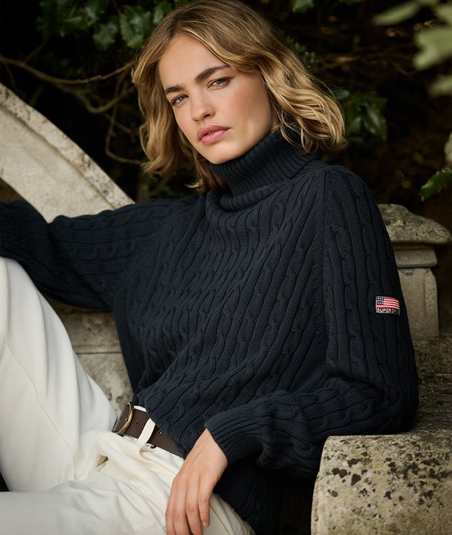 Locker sitzender Rollkragenpullover mit Zopfmuster Locker sitzender Rollkragenpullover mit Zopfmuster