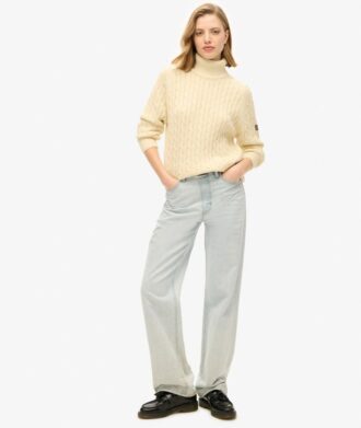 Locker sitzender Rollkragenpullover mit Zopfmuster