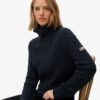 Locker sitzender Rollkragenpullover mit Zopfmuster Locker sitzender Rollkragenpullover mit Zopfmuster