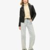 Locker sitzender Rollkragenpullover mit Zopfmuster Locker sitzender Rollkragenpullover mit Zopfmuster