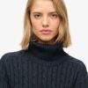 Locker sitzender Rollkragenpullover mit Zopfmuster Locker sitzender Rollkragenpullover mit Zopfmuster