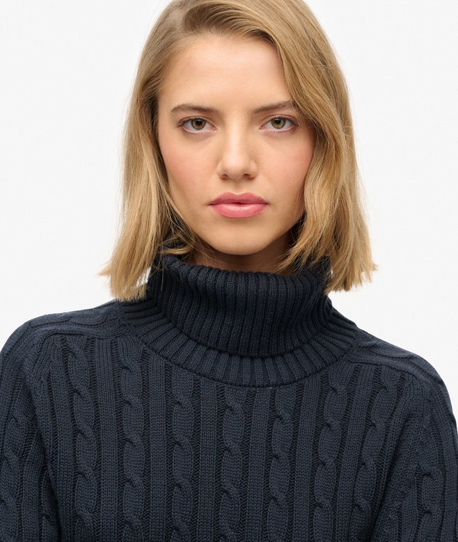 Locker sitzender Rollkragenpullover mit Zopfmuster Locker sitzender Rollkragenpullover mit Zopfmuster