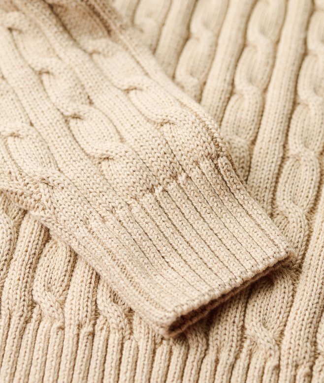 Locker sitzender Rollkragenpullover mit Zopfmuster Locker sitzender Rollkragenpullover mit Zopfmuster