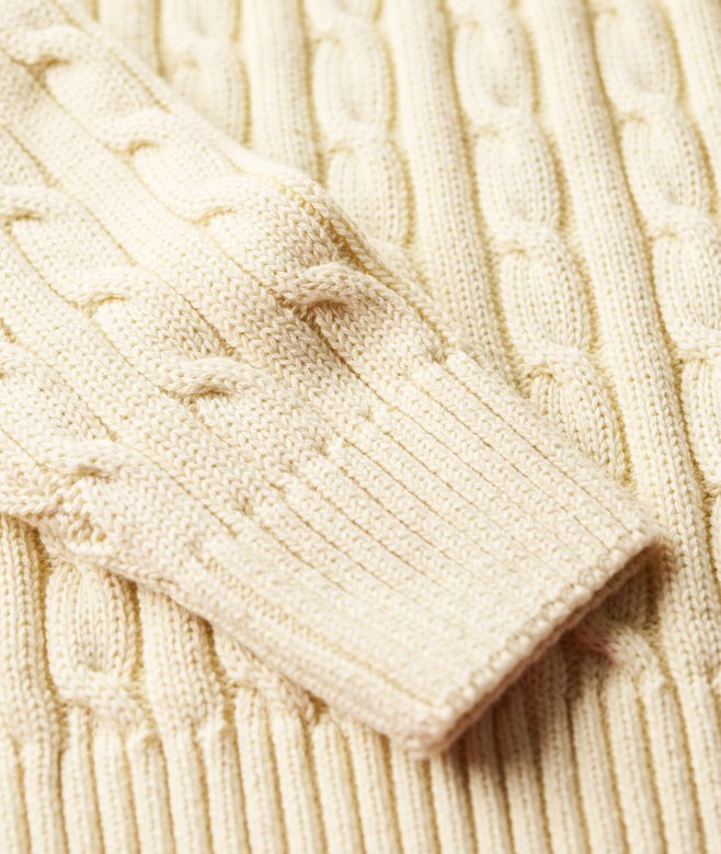 Locker sitzender Rollkragenpullover mit Zopfmuster Locker sitzender Rollkragenpullover mit Zopfmuster
