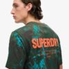 Locker sitzendes T-Shirt mit Utility-Camo-Grafik